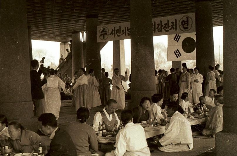 ▲1963년 시민의 날 행사로 경복궁 내 경회루에서 서울시가 주최하는 합동 회갑잔치가 열렸다.(사진제공 서울사진아카이브)