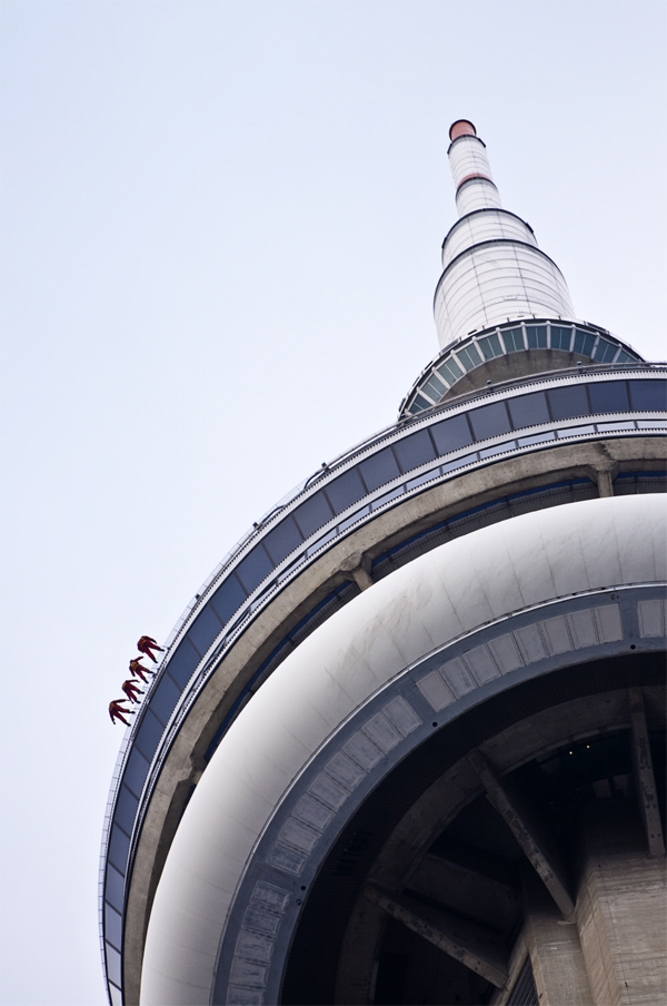 사진설명토론토의 상징 CN타워와 전망대. 타워 밖 지붕의 끝을 걷는 에지워크라는 이색 체험을 해 볼 수 있다.