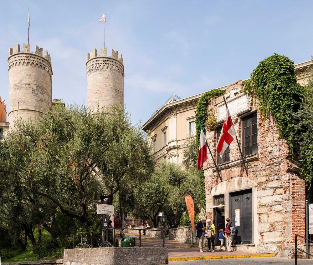 1207px-Casa_di_Cristoforo_Colombo_con_Porta_Soprana