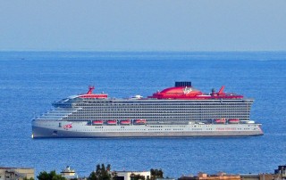 1280px-Virgin_Voyages_-_Scarlet_Lady_-_In_partenza_dal_porto_di_Genova_-_25_09_2020